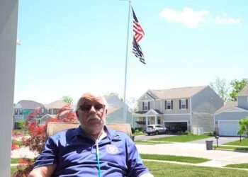 HOA orders father of slain officer to remove Thin Blue Line flag