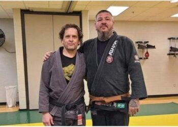 Former MMA fighter sees cop under attack and jumps into action