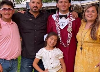Off-duty Border Patrol agent borrowed barber's gun, rushed to Texas school after wife texted 'help'