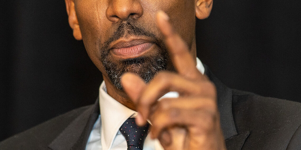 Atlanta mayor wants to hire 450 more police officers to expand community po-licing