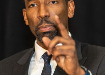 Atlanta mayor wants to hire 450 more police officers to expand community po-licing