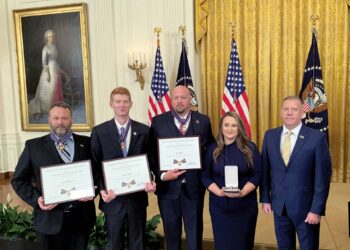 President awards Medal of Valor to officers who risked their lives to save others
