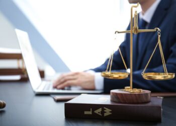 Nonlawyer paraprofessionals couldn’t jointly own law firms under revised licensing proposal in this state