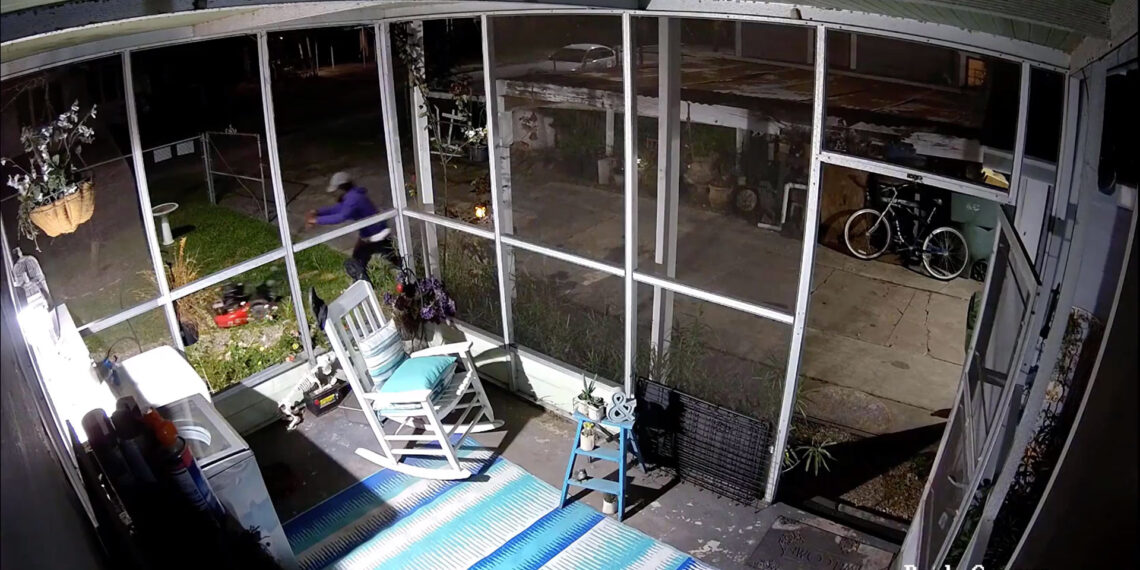 Texas burglar mows the lawn before fleeing police