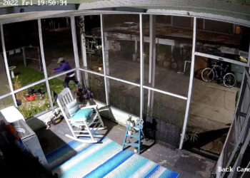 Texas burglar mows the lawn before fleeing police