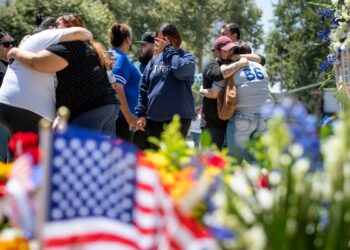 Wife of gunman who killed 2 Calif. cops apologizes