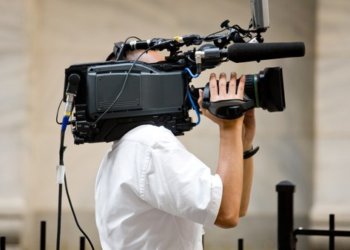 Police officers pose as TV news crew to end hostage situation