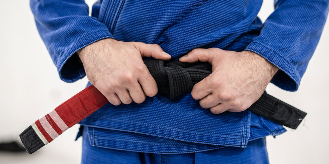 Jiu-Jitsu practitioner helps deputy subdue wanted man