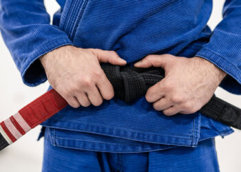 Jiu-Jitsu practitioner helps deputy subdue wanted man
