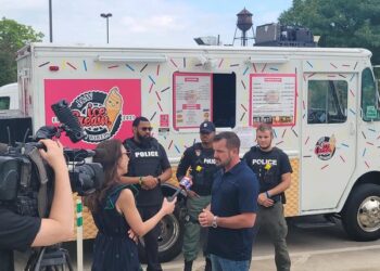 After ice cream shop bans cops in body armor, former cop hands out free treats