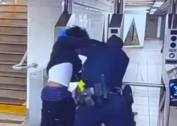 Video shows brawl between NYPD cops, teens over subway fare evasion