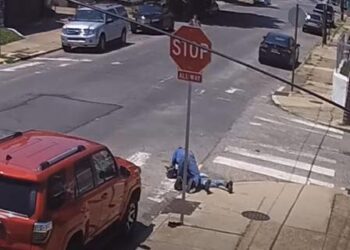 A would-be robbery victim turned the tables on two armed suspects in Philadelphia on Monday.