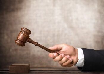 judge hand hitting gavel