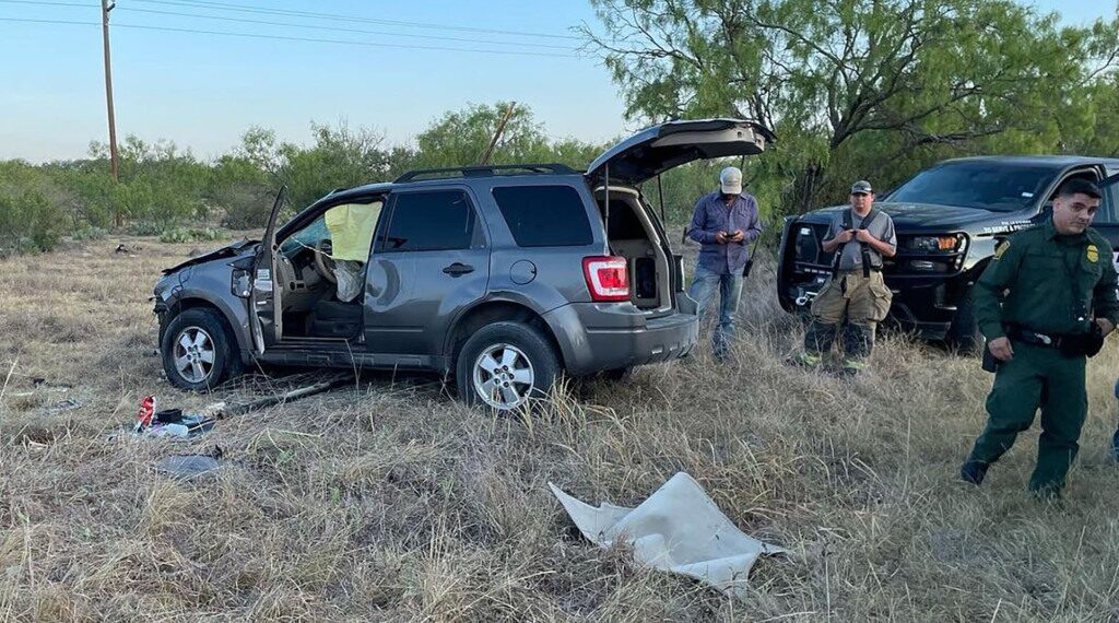 Suspected smuggler vehicle crashes in Kinney County