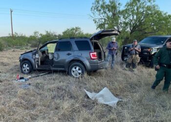Suspected smuggler vehicle crashes in Kinney County