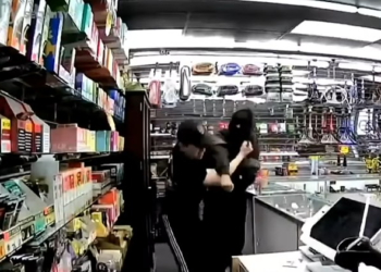 Las Vegas shop owner fights back, stabs robber