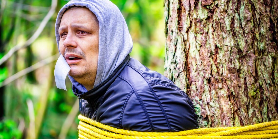 Oregon residents catch suspected arsonist, tie him to tree for police
