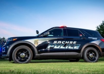 Gunman walks up to cruiser, fires shotgun at Texas officer's head