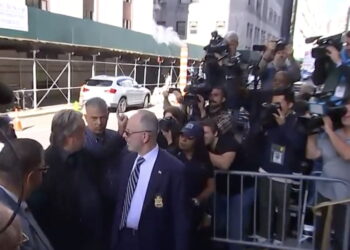 Watch: Bannon Surrenders in ‘We Build the Wall’ Alleged Fraud Case as Protestor Calls Him a ‘Two-Bit Grifter’