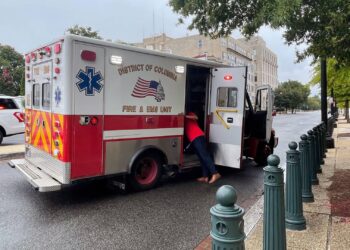 Capitol police deliver a baby girl outside Senate building
