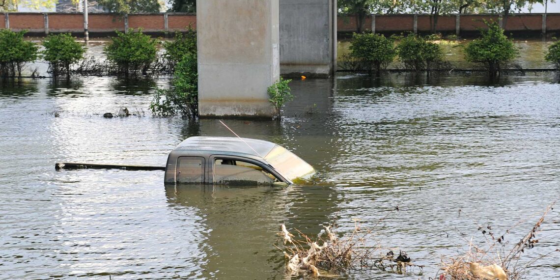 Nebraska police officer gets help from two good Samaritans when rescuing driver from submerged vehicle