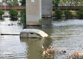 Nebraska police officer gets help from two good Samaritans when rescuing driver from submerged vehicle