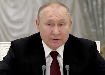 Embattled Vladimir Putin Grants NSA Classified Document Leaker Edward Snowden Russian Citizenship