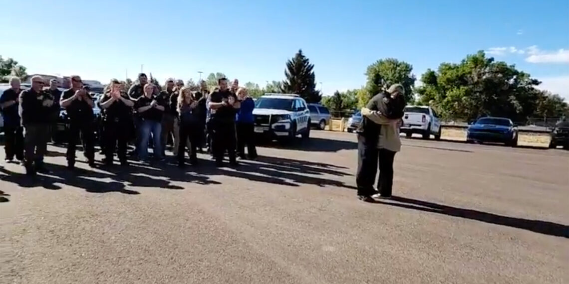 “Light, love and hope”: Girl from Louisiana travels the country to hug police of-ficers and spread a positive message about police