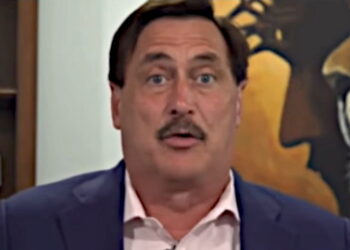 Mike Lindell discourages Republicans from early voting so they can "overrun the algorithms"