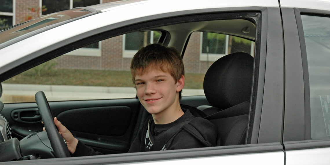 Minnesota police officers give teens driving lessons in new program