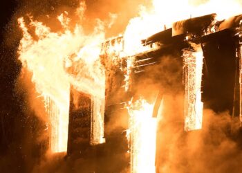 Small town North Carolina police officer rescues man from house fire