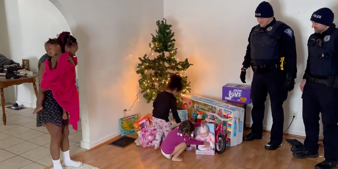 Indiana police save Christmas by replacing gifts stolen by “true life Grinch”