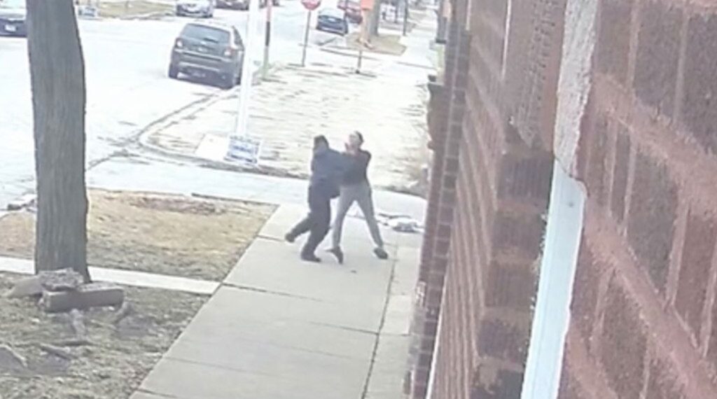 Smith and the off-duty cop fight after the would-be thief attacked the officer.