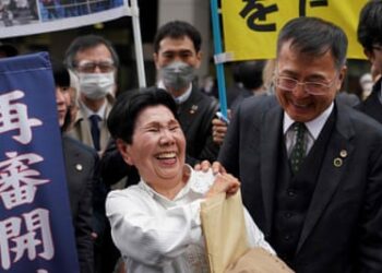 Hideko Hakamada with Hideyo Ogawa, a lawyer for Iwao Hakamada, after the retrial was ordered.