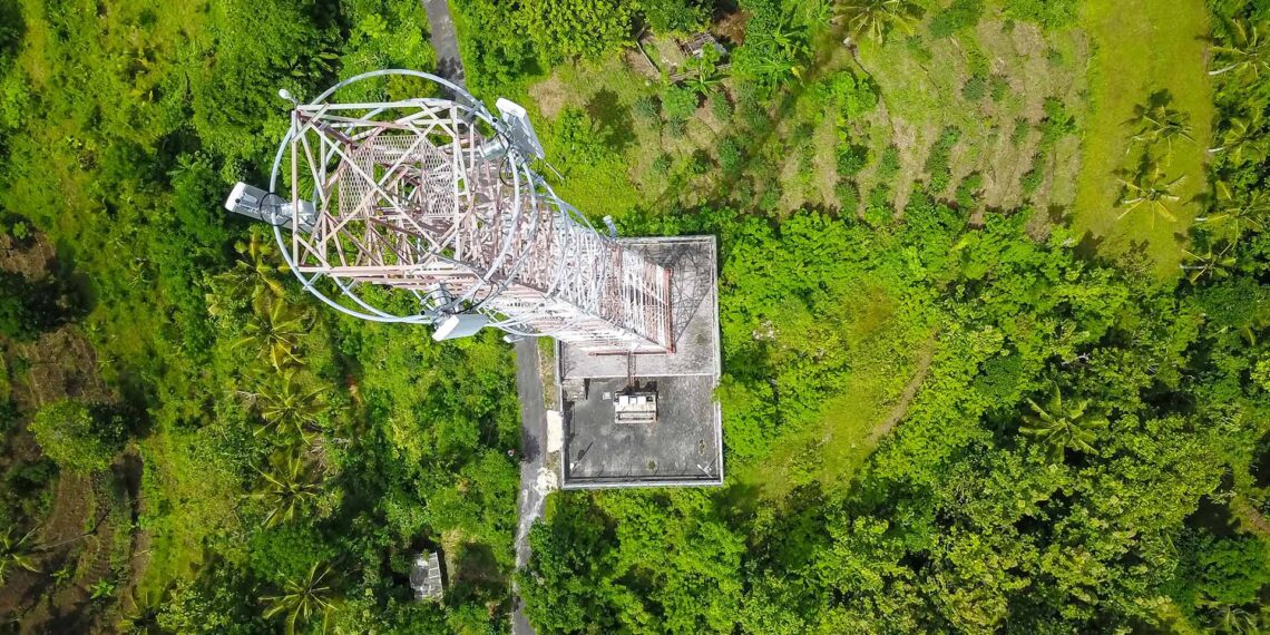Motorist stranded in Oregon wilderness without cell phone reception finds ingenious way to call for help by using a drone