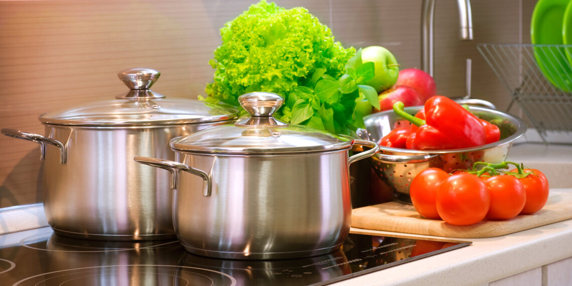 Chicago police cook with children to build community relationships