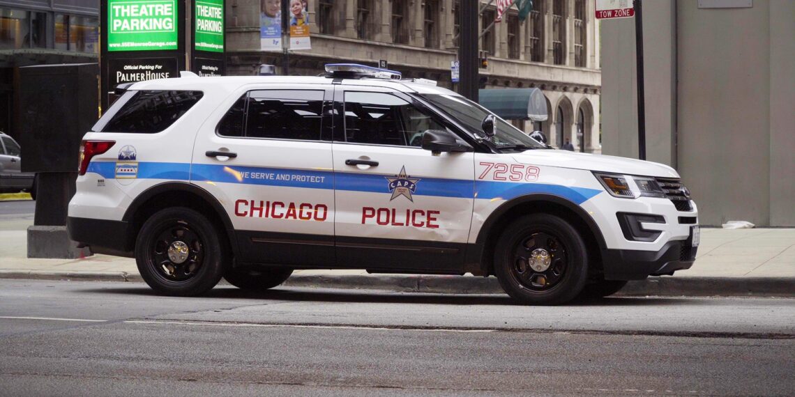 “We’re told nothing”: Chicago police officers work to assist refugees amidst migrant crisis without help from city