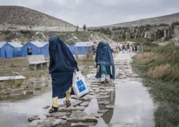 Women walking along a path near Band-e-Haibat Lake in Band-e Amir national park