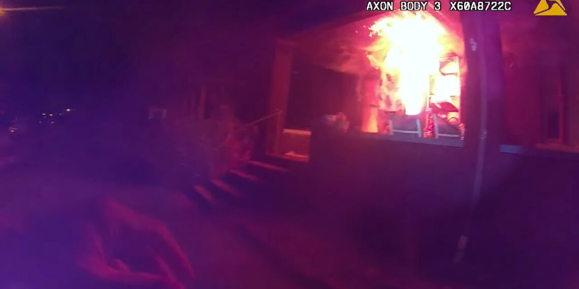 Brave Ohio police officers rescue residents from house fire
