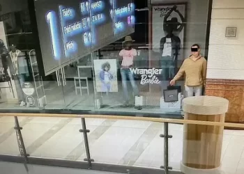 Man poses as mannequin to steal jewelry – Law Officer