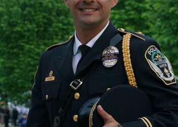 1 Austin officer killed, another wounded in shooting; 2 civilians and suspect also dead