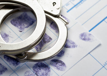 Tampa man wearing Buccaneers jersey arrested for impersonating police officer on I-75