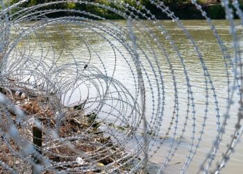 GettyImages-Texas border razor wire
