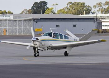File:Beech V35 Bonanza (VH-DEV) taxiing at Wagga Wagga Airport.jpg