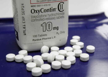 Alternate Text: Image of white OxyContin bottle with white pills laid out in front. Source: Flickr