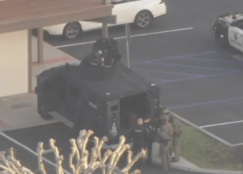 Bank robbery suspect threatening tellers with ‘bomb’ fatally shot by police as he exits with ‘device’ – Law Officer